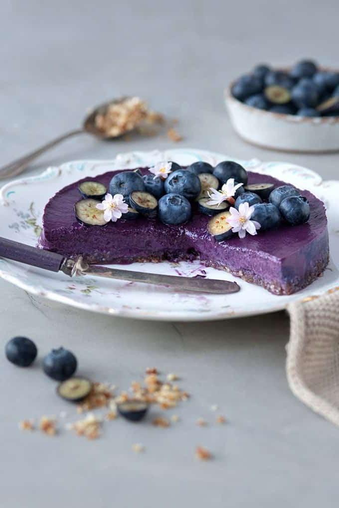 Αυτή η ωμή vegan τούρτα smoothie με μύρτιλα είναι φυσικά γλυκαντική, χωρίς γλουτένη και εντελώς νόστιμη.