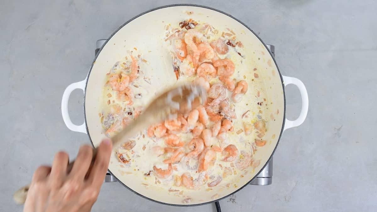 Κρεμώδες Τοσκανικό Λινγκουίνι με Γαρίδες 6 Προσθέστε τις γαρίδες στην κρέμα.