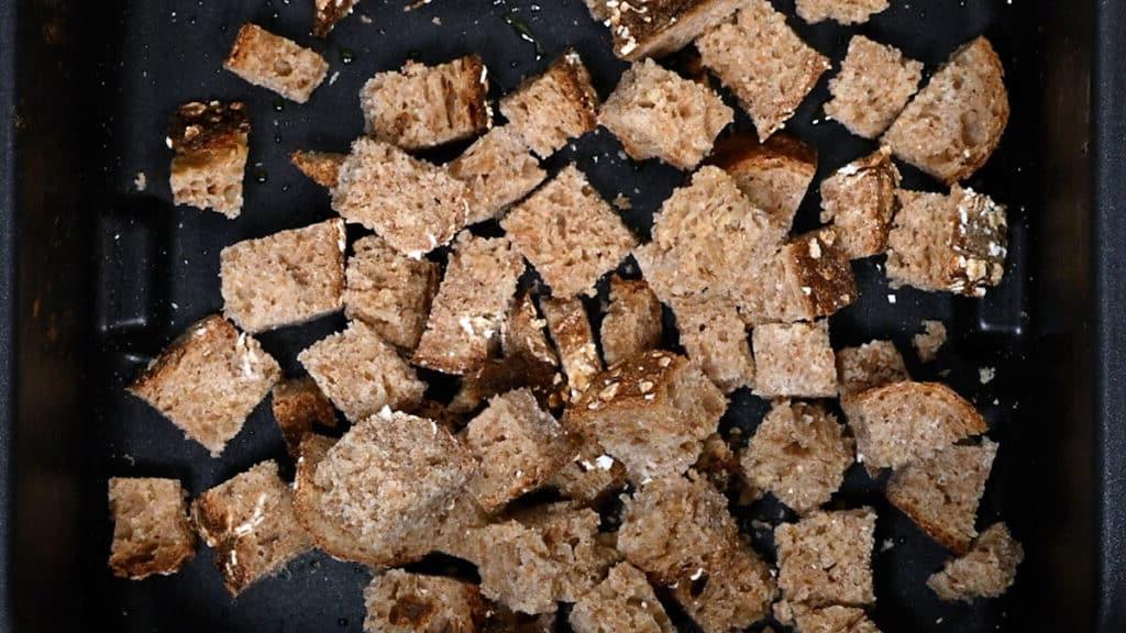 Σαλάτα με Ψητή Κολοκύθα 7 ψωμί ολικής άλεσης σε κύβους σε καλάθι φριτέζας αέρος