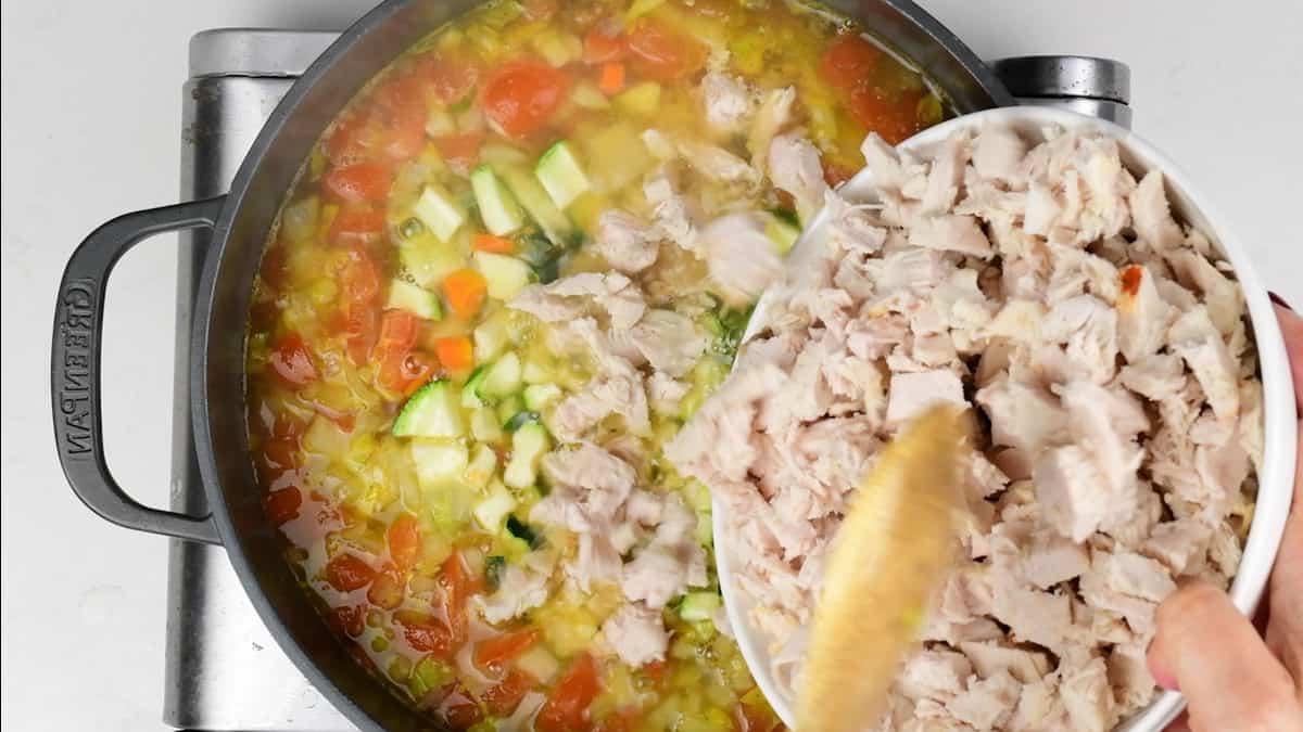 Σούπα από περίσσευμα γαλοπούλας 7 Προσθήκη υπολειμμάτων γαλοπούλας σε σούπα που σιγοβράζει