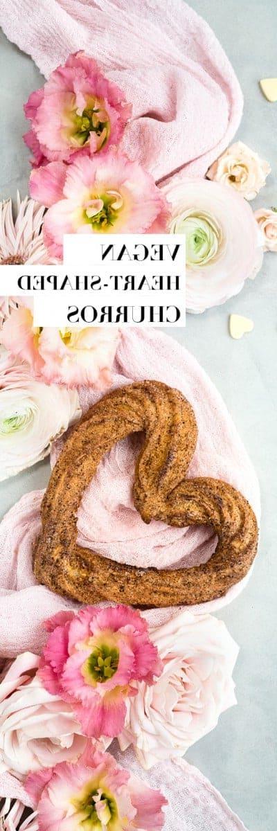 vegan churros σε σχήμα καρδιάς με λουλούδια