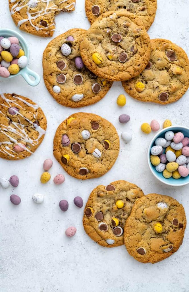Μπισκότα με Μίνι Αυγά 7 Πασχαλινά Mini Egg Cookies σε λευκό φόντο με διάσπαρτα Cadbury's mini eggs