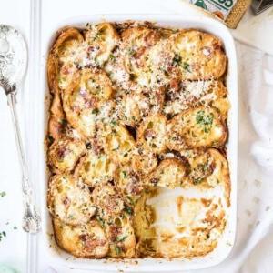 Αυτό το αλμυρό croissant pudding με τυρί Comté και μπέικον είναι ιδανικό για να ταΐσετε πολύ κόσμο σε ειδικές περιστάσεις! Ιδανικό για πρωινό ή brunch.