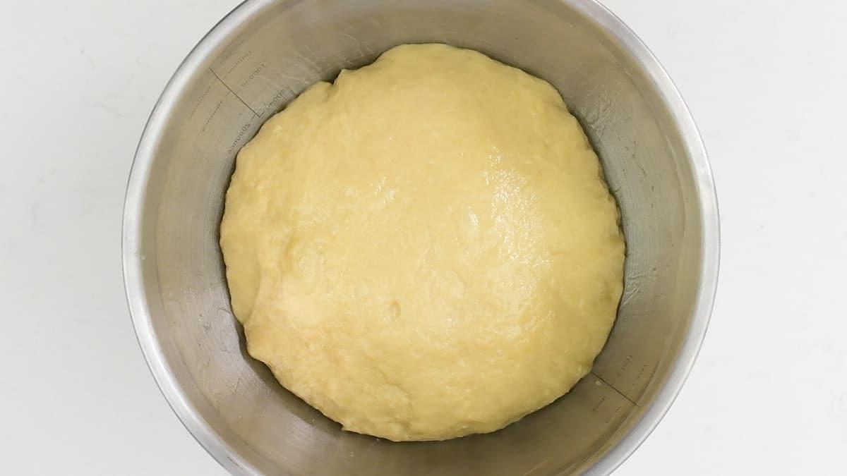 Ζύμη μπριός σε μεταλλικό μπολ