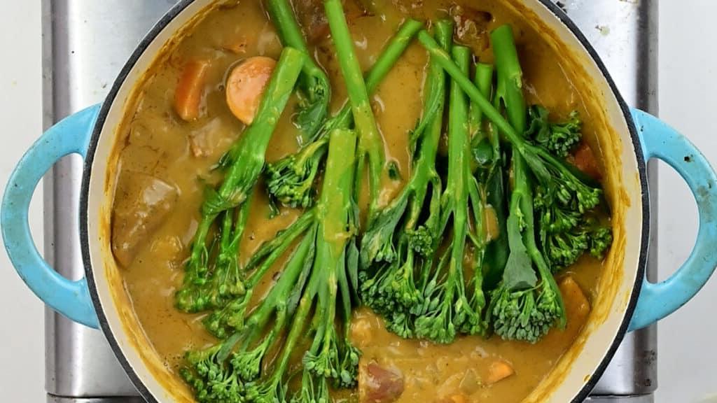 Καρί Σατάι Γλυκοπατάτας 7 Broccolini προστέθηκε σε κατσαρόλα με κάρυ γλυκοπατάτας
