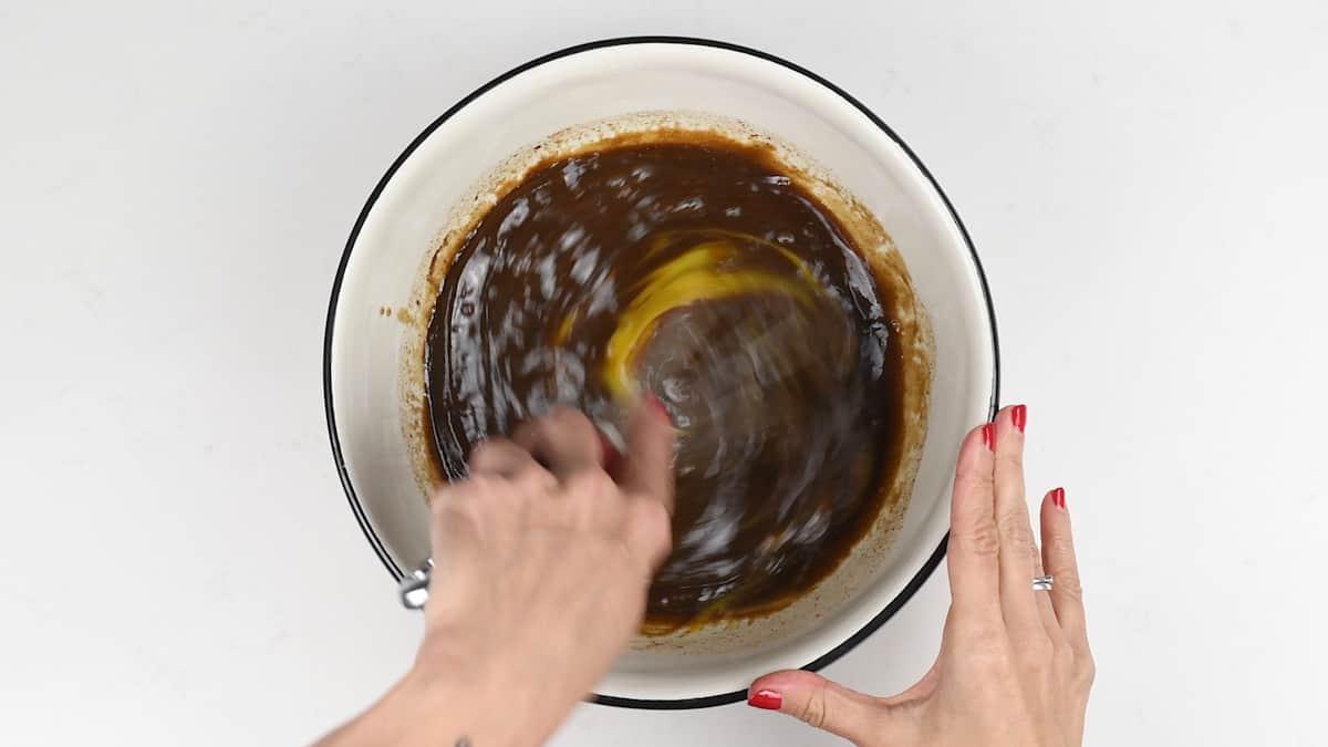 Τα πιο εύκολα μπισκότα τζίντζερ 7 Ανάμιξη υγρών υλικών για μπισκότα τζίντζερ