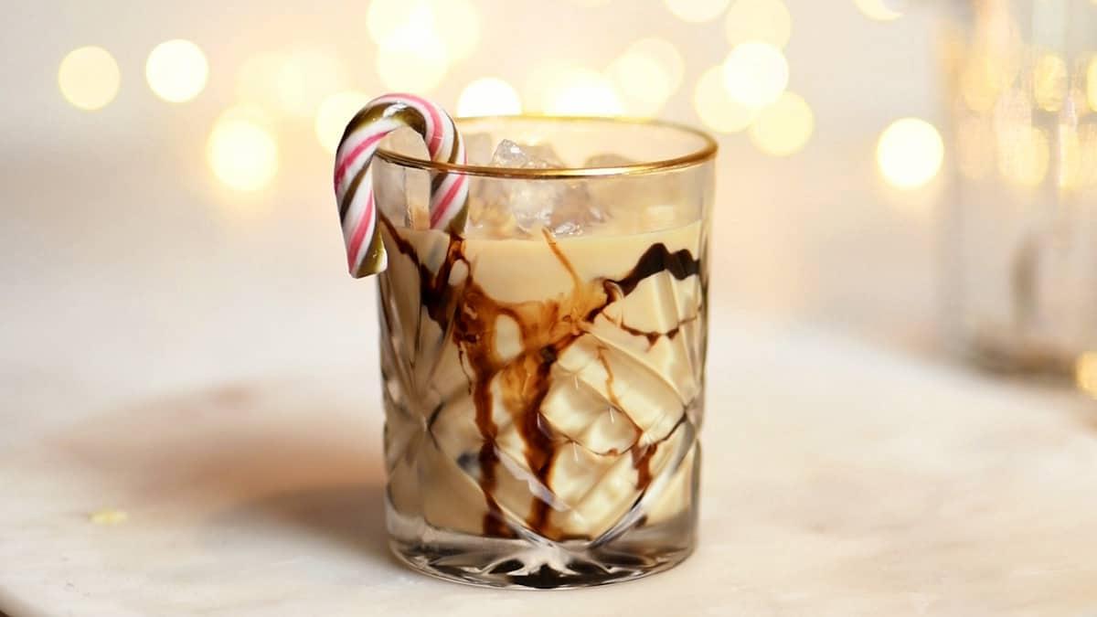 Έτοιμο Mudslide cocktail σε ποτήρι με πάγο και γαρνιτούρα