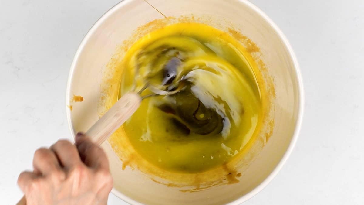 Νηστίσιμα Μπισκότα Πιπερόριζας 7 Λιώσιμο βίγκαν βουτύρου, σιροπιού και ζάχαρης για ζύμη μπισκότων τζίντζερ