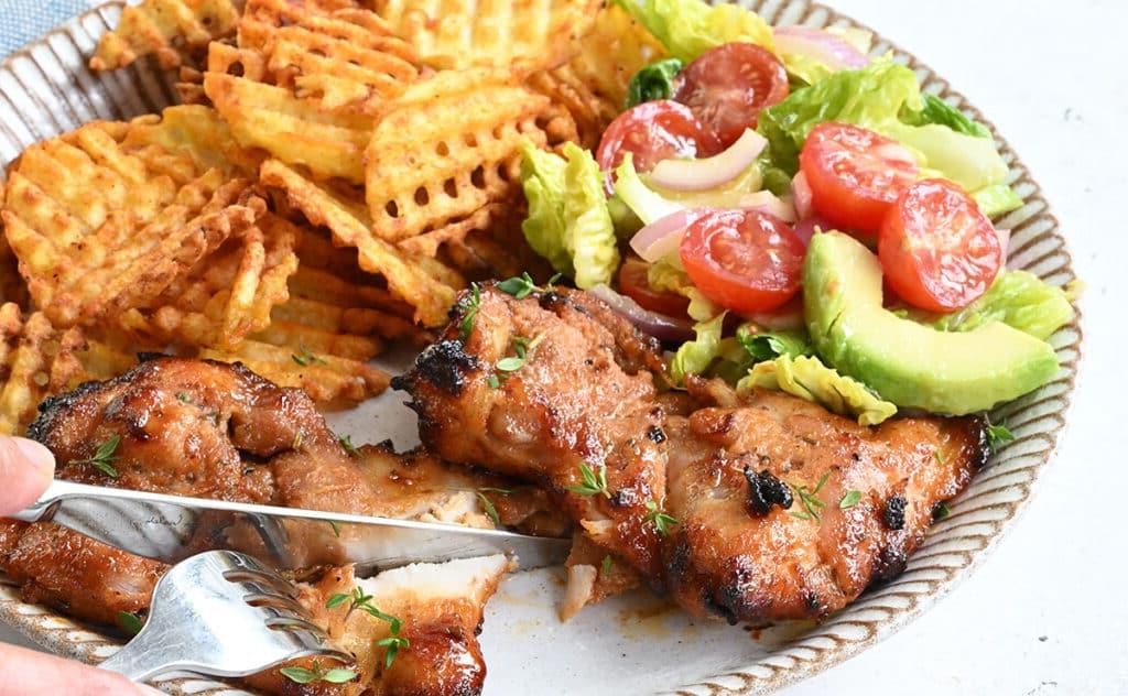 **Μπούτια Κοτόπουλου (Ξεπετσισμένα και Ξεκοκαλισμένα) στην Αεροφριτέζα** 8 Πιάτο με τραγανά μπούτια κοτόπουλου σερβιρισμένα με σαλάτα και πατάτες