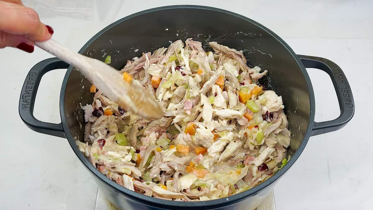 Προσθήκη κρέατος και κράνμπερι στη γέμιση
