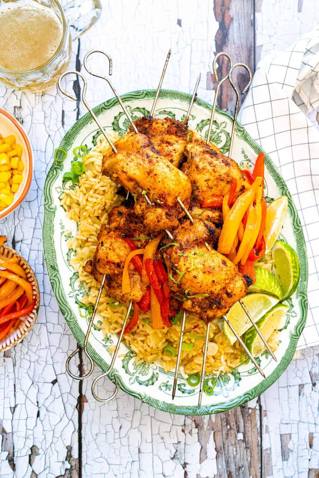 Σπιτικό κοτόπουλο Nando's σερβιρισμένο με πιπεριές και ρύζι σε μια vintage πιατέλα