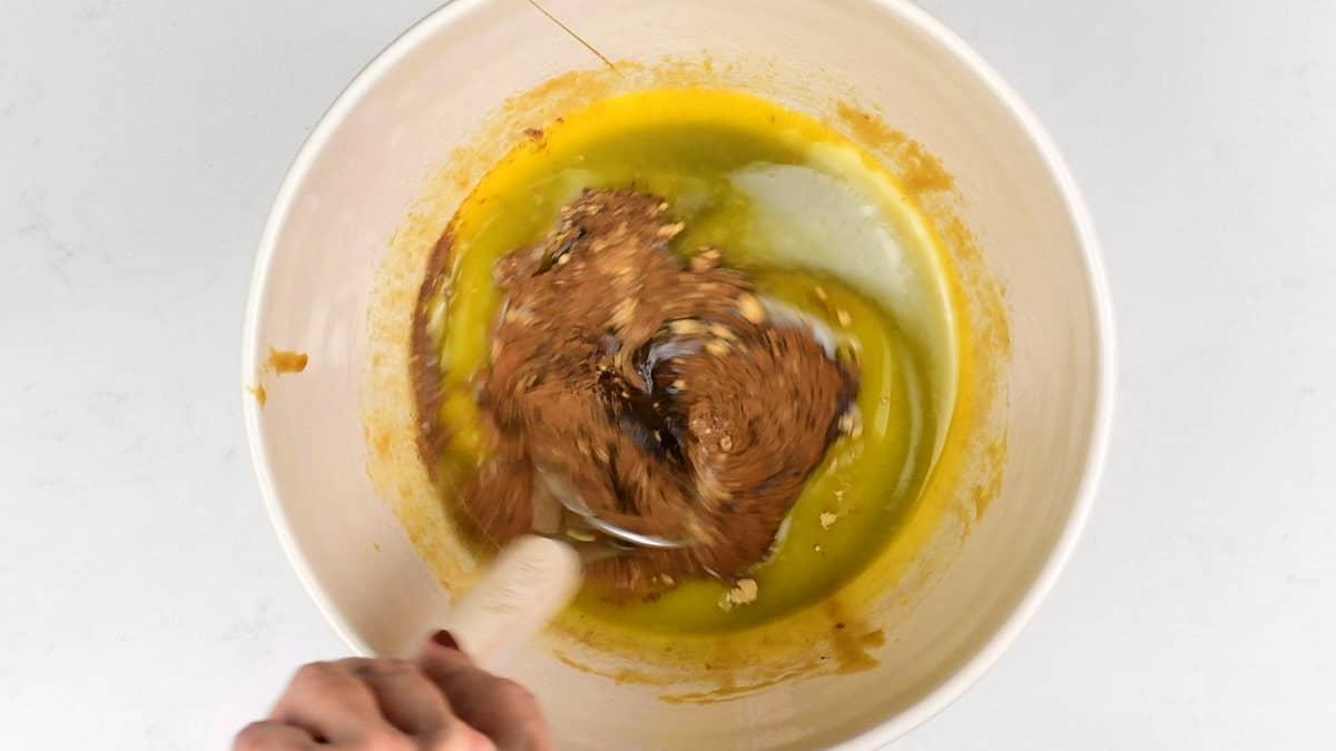 Νηστίσιμα Μπισκότα Πιπερόριζας 8 Ανάμειξη μπαχαρικών στη ζύμη των μπισκότων