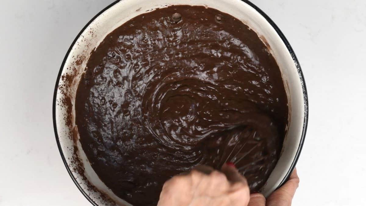 Τρυπητό Κέικ Σοκολάτας 8 Ανάμειξη χυλού για τούρτα σοκολάτας poke