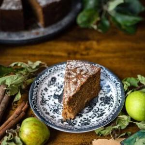 κομμάτι μηλόπιτας Dorset σε πιάτο με σχέδια