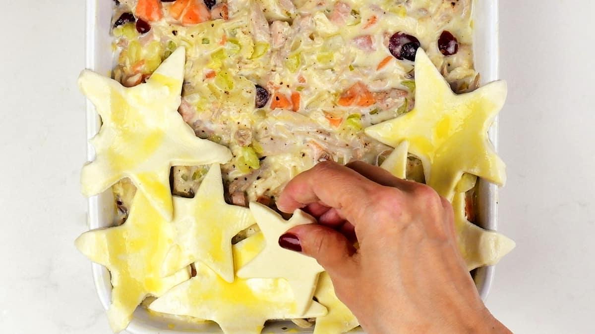 Κάλυψη πίτας γαλοπούλας με αστεράκια σφολιάτας