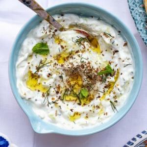Εύκολο Τζατζίκι – Ντιπ με Ελληνικό Γιαούρτι και Αγγούρι 10 Μπολ με ελληνικό Τζατζίκι γαρνιρισμένο με φρέσκα μυρωδικά και ελαιόλαδο