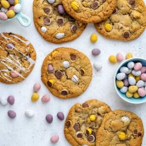 Μπισκότα με Μίνι Αυγά 10 Πασχαλινά Mini Egg Cookies σε λευκό φόντο με διάσπαρτα Cadbury's mini eggs